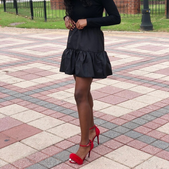 PrettyLittleThing Black Shell Puff Skirt - Picture 3 of 4